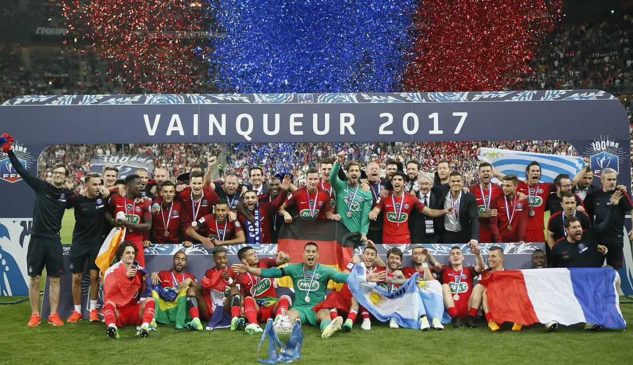 Para pemain Paris Saint Germain (PSG) melakukan selebrasi usai meraih kemenangan atas Angers pada laga final Coupe de France, di Stade de France, Paris, Minggu (28/5/2017). PSG Menang 1-0. (AP/Francois Mori)