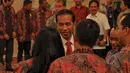 Presiden Joko Widodo menyalami satu persatu anggota BPH Hipmi di Istana Negara, Jakarta, Senin (6/4/2015). Jokowi meminta agar para pengusaha optimis untuk bersaing dalam menghadapi pasar bebas tahun 2015 (Liputan6.com/Faizal Fanani)