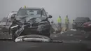 Kecelakan yang melibatkan sekitar 20 kendaraan terjadi di A40 dekat Witney di Oxfordshire, Inggris, Rabu (28/12). Seorang pengendara perempuan dinyatakan meninggal di tempat kejadian dan lebih dari 12 orang lainnya luka-luka (AFP PHOTO/Daniel LEAL-OLIVAS)