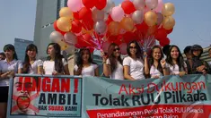 Deretan wanita cantik menggelar aksi saat Car Free Day (CFD)  yang berlangsung di Bundaran HI, Jakarta, Minggu (21/9/2014) (Liputan6.com/Faizal Fanani)