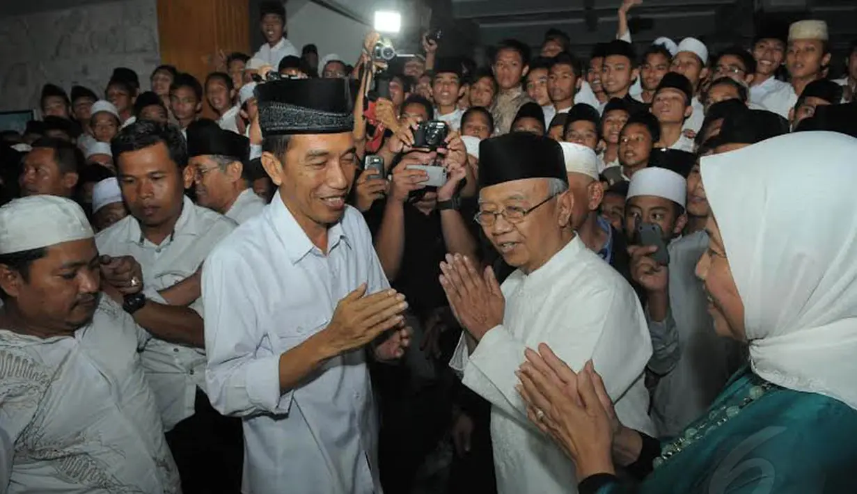 Jokowi disambut oleh Pimpinan Pondok Pesantren Tebu Ireng, KH Salahudin Wahid alias Gus Sholah (Liputan6.com/Herman Zakharia)