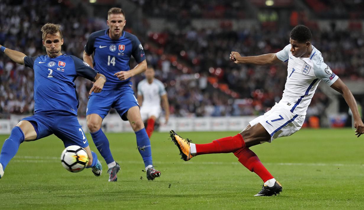 Pemain Inggris, Marcus Rashford (kanan) melepaskan tembakan melewati adangan pemain Slovakia pada laga grup F kualifikasi Piala Dunia 2018 di Wembley stadium, London, (4/9/2017). Inggris menang 2-1. (AP/Kirsty Wigglesworth)