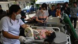 Setidaknya 250 pasien dievakuasi dari sebuah rumah sakit yang rusak di Manay, Provinsi Davao Oriental, Filipina pada Sabtu 11 Oktober 2025. (Jam STA ROSA/AFP)