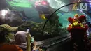 Pengunjung memfoto atraksi barongsai di akuarium Sea World Ancol, Jakarta, Rabu (18/1/2023). Pertunjukan barongsai bawah air tersebut merupakan rangkaian Ancol Lunar Fest 2023 dalam rangka menyambut Tahun Baru Imlek 2574 Kongzili. (Liputan6.com/Herman Zakharia)