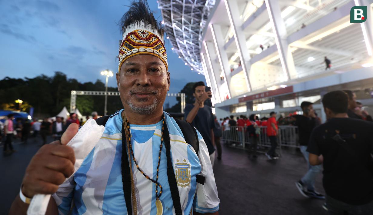 Seorang suporter asal Papua berpose di depan fotografer sebelum laga FIFA Matchday antara Timnas Indonesia melawan Argentina di Satdion Utama Gelora Bung Karno (SUGBK), Senayan, Jakarta, Senin (19/06/2023). (Bola.com/Bagaskara Lazuardi)