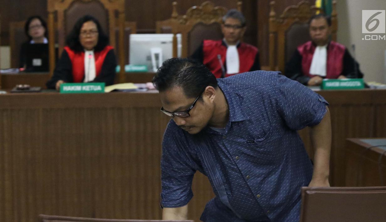 Terdakwa kasus suap yang juga Panitera Pengadilan Negeri Medan, Helpandi saat menjalani sidang pembacaan putusan di Pengadilan Tipikor, Jakarta, Kamis (4/4). Helpandi terbukti menerima uang SGD 280 ribu dari pengusaha Tamin Sukardi. (Liputan6.com/Helmi Fithriansyah)