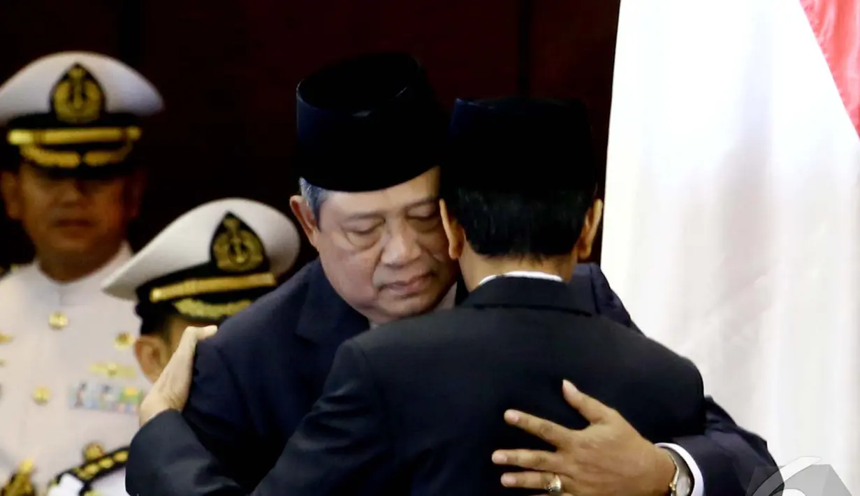 Presiden SBY memeluk Jokowi saat hadir di acara pelantikan di Senayan, Jakarta, Senin (20/10/2014) (Liputan6.com/Andrian M Tunay)