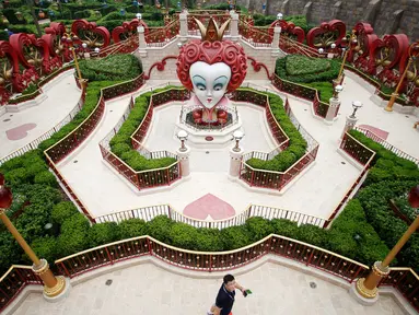 Salah satu wahana di taman Impian Disney pertama yang dibangun di daratan China, 15 Juni 2016. Taman hiburan bernilai 5,5 milyar dollar itu, yang akan dibuka resmi hari Kamis (16/6). (REUTERS / Aly Song)