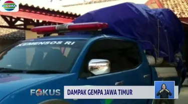 Jumat pagi, sejumlah relawan dan petugas berkumpul untuk melakukan penyaluran bantuan yang sebelumnya sempat tertunda lantaran kondisi jalan yang sulit dilewati.