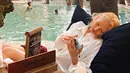 Wanita yang juga dikenal sebagai DJ Hyo ini juga terlihat mendatangi salah satu beach club yang ada di Bali. Ia juga mengunggah momen saat tengah bersantai di sebuah beach club. (Liputan6.com/IG/@hyoyeon_x_x)