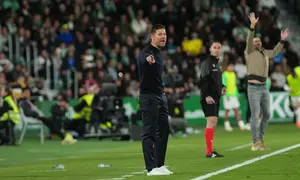 Xabi Alonso memberikan instruksi pada skuad Real Madrid di laga lawan Elche di pekan ke-13 La Liga 2025/2026 di Manuel Martinez Valero Stadium, Senin (24/11/2025). (AP Photo/Alberto Saiz)