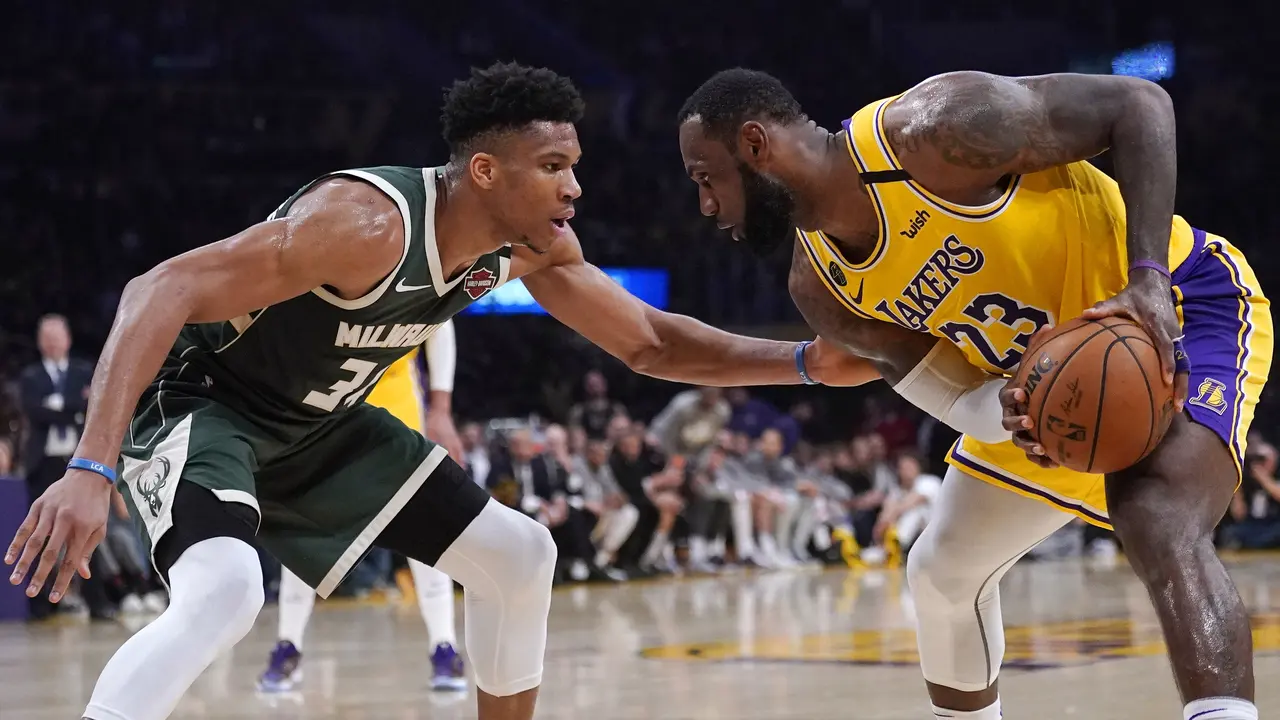Giannis Antetokounmpo (kiri) akan bertandem dengan LeBron James (kanan) di NBA All-Star 2021.