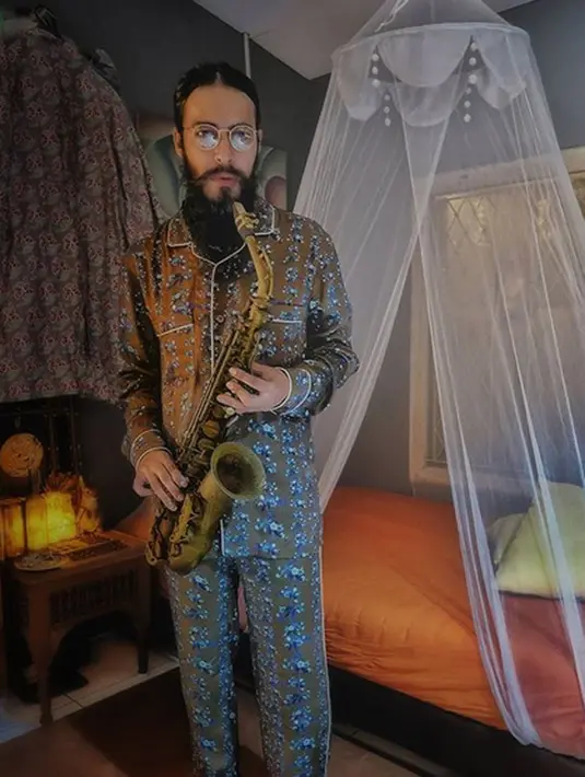 Tak hanya saat beraktivitas, pria berjenggot dan berambut gondrong ini juga stylish banget saat malam hari. Meski memakai setelan piyama dan rambut yang dikuncir, Alex Abbad tetap terlihat maco. (Instagram/alexabbad)