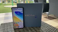 Boks dan HP Android Vivo X80 Pro. (Liputan6.com/ Yuslianson)