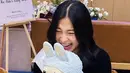 <p>Menariknya, Nikita pun mendapatkan kue baby shower berbentuk boneka Labubu baby blue yang tengah viral. Sambil tertawa, ia pun memegang kue tersebut. [@nonawilly]</p>