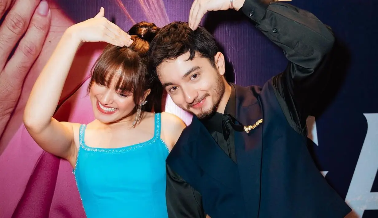 Gaya gemas couple Bryan Domani dan Mawar Eva di red carpet. Mawar tampil cantik dengan dress biru muda laut, sedangkan Bryan tampil menawan dengan kemeja hitam ditumpuk dengan vest biru navy yang serasi. [Foto: Instagram/bryandomani_bd_]