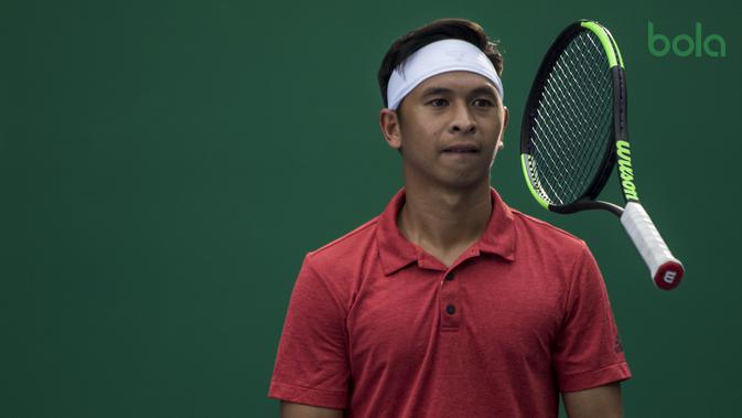 Petenis Indonesia, Christopher Rungkat, bermain dengan raket saat latihan di Lapangan Tenis Pondok Indah, Jakarta, Kamis (19/7/2018). Dirinya merupakan salah satu petenis yang akan turun pada Asian Games XVIII. (Bola.com/Vitalis Yogi Trisna)