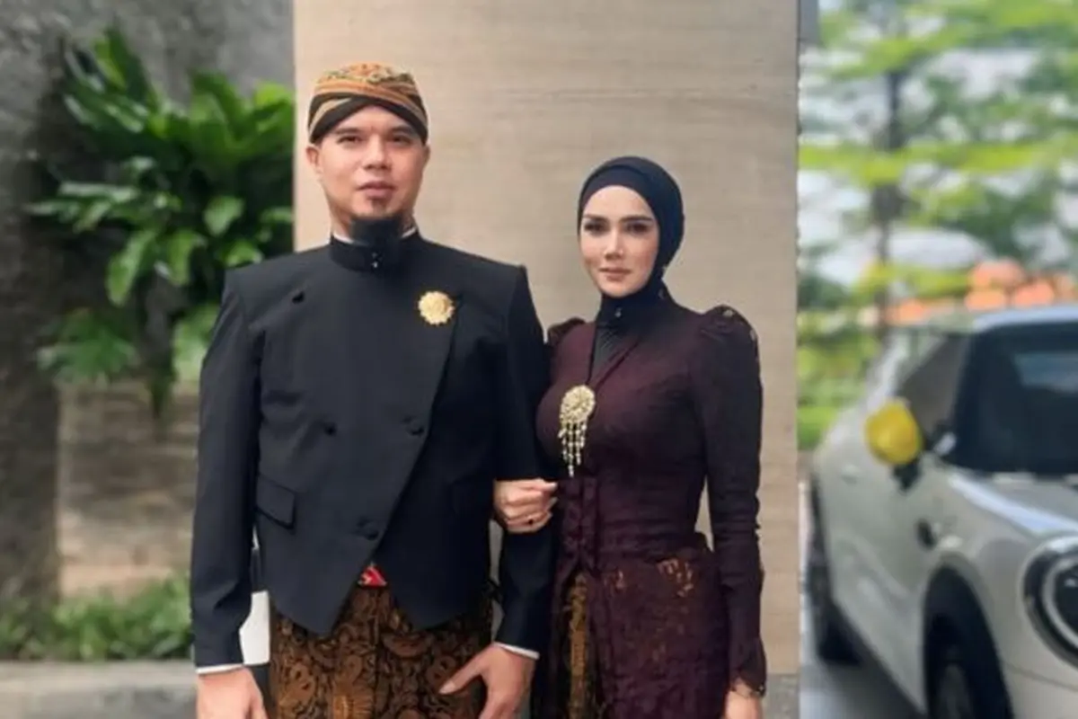 Momen khidmat Ahmad Dhani dan Mulan Jameela. (credit:instagram.com/ahmaddhaniofficial)