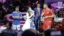 Pedangdut, Via Vallen mengajak Marko Simic dan Kim Jeffrey Kurniawan berjoget di atas panggung peluncuran Liga 1 2018 di Studio 5 Indosiar, Senin (19/3). Acara ini dikemas dengan banyak hiburan, termasuk sajian musik dangdut. (Liputan6.com/Faizal Fanani)