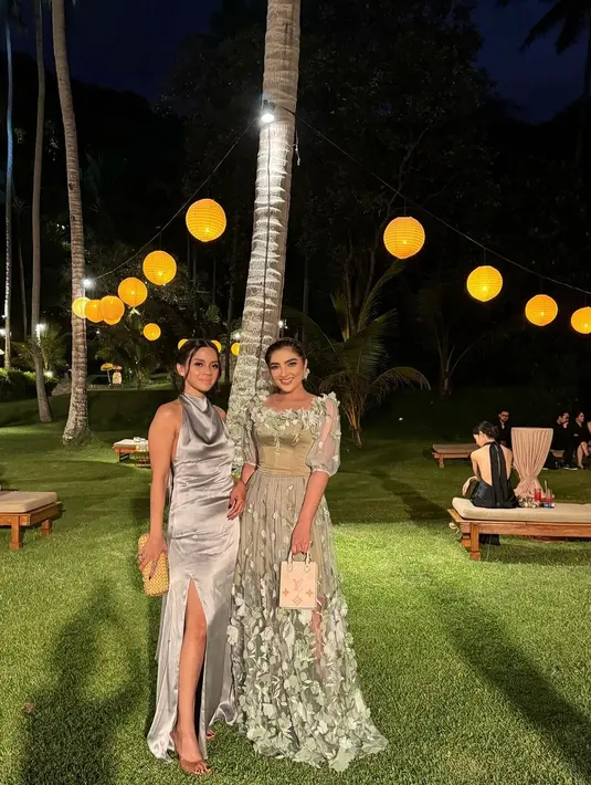 Di pernikahan BCL, Ashanty juga tak kalah menawan dalam balutan dressnya. Ia memilih sebuah gaun cantik berwarna hijau dengan bentuk kupu-kupu yang memenuhi bagian rok hingga dadanya. [Foto: Instagram/ashanty_ash]