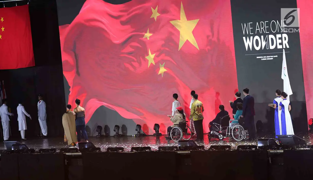 Suasana upacara pengibaran bendera China saat PenutupanAsian Para Games 2018  Stadion Madya, Gelora Bung Karno, Jakarta, Sabtu (13/10). Upacara penutupan bertajuk "We Are One Wonder” dihadiri oleh Wakil Presiden RI Jusuf Kalla. (merdeka.com/Imam Buhori)