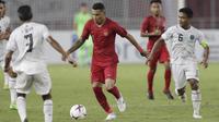 Striker Timnas Indonesia, Beto Goncalves, menggiring bola saat melawan Timor Leste pada laga Piala AFF 2018 di SUGBK, Jakarta, Selasa (13/11). Indonesia menang 3-1 atas Timor Leste.(Bola.com/M. Iqbal Ichsan)