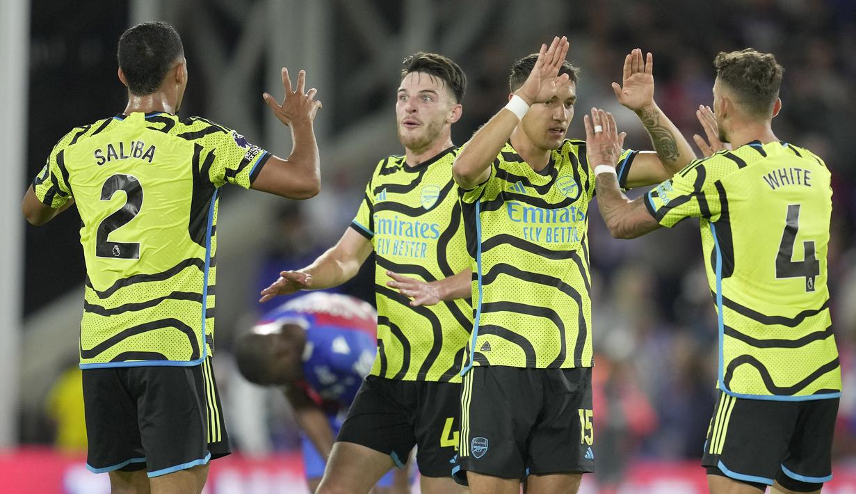 Selebrasi para pemain Arsenal setelah mengalahkan Crystal Palace 1-0 pada laga pekan kedua Liga Inggris 2023/2024 di Selhurst Park, London (21/8/2023). (AP Photo/Kin Cheung)