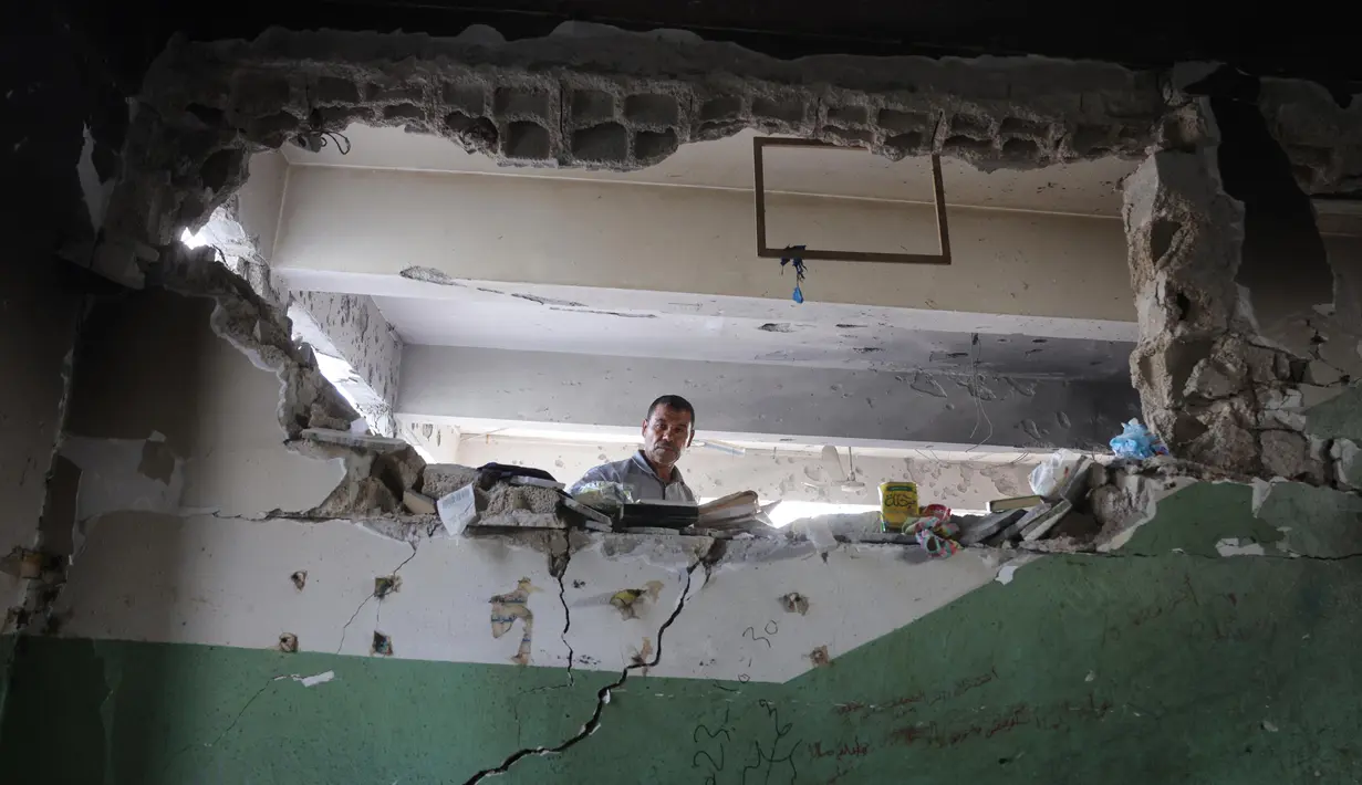 Serangan udara Israel kembali menghujani wilayah Jalur Gaza, termasuk menghantam sekolah Halima Saadiya yang telah berubah menjadi tempat penampungan pengungsi Palestina. (BASHAR TALEB/AFP)