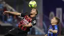 Bek AC Milan, Ismael Bennacer mengontrol bola di depan gelandang Inter Milan, Nicolo Barella pada laga Piala Super Italia di King Fahd Intrenational Stadium, Riyadh (18/1/2023). Ismael Bennacer pernah membela Arsenal selama semusim pada 2015/2016 dan hanya tampil satu kali di EFL Cup. Pada 2017/2018 ia hijrah ke Serie B Liga Italia bersama Empoli dan mampu membawa timnya promosi ke Serie A pada 2018/2019. Pada 2019/2020 AC Milan meminangnya hingga kini. (AFP/Giuseppe Cacace)
