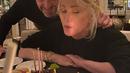 Hugh Jackman bersama istrinya Deborra-Lee Furness saat perayaan ulang tahun istrinya. Kedua masih terlihat mesra dengan usia pernikahan yang menginjak 26 tahun. (Instagram/@thehughjackman)