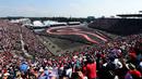Penonton memadati balapan F1 GP Meksiko di Sirkuit Autodromo Hermanos Rodriguez, Senin (2/11/2015) dini hari WIB. (Getty Images/AFP/Lars Baron)