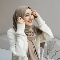 mengenakan hijab sepanjang hari sering kali membuat rambut lebih mudah lepek, kusut, atau terasa lembap, terutama saat cuaca panas.(doc.Freepik/Magfinic)