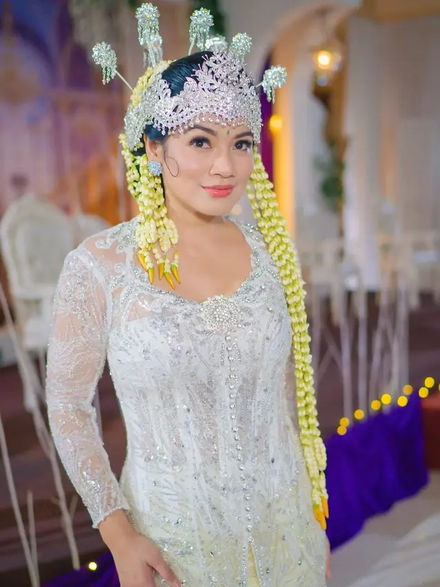 Potret Titi Kamal kenakan baju pengantin (Sumber: Instagram/@titi_kamall)