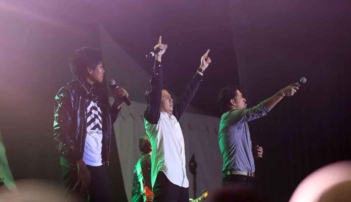 Gaya komunikasi Base Jam Reunion berbeda dari musisi sekarang lantaran mereka adalah musisi 90-an. Sigit pun menanyakan tentang kondisi kesehatan penonton yang rela menunggu aksi mereka hingga larut malam. (Nurwahyunan/Bintang.com)