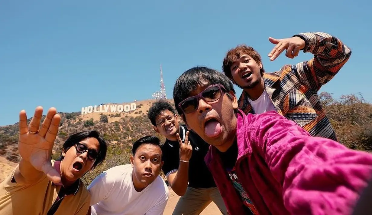 Berpose dengan latar Hollywood yang ikonik, Ryan terlihat kompak berpose bareng personil D'Masiv. Gaaya Kocak mereka sukses mencuri perhatian. Tour manggung di Amerika ini jadi kebahagiaan tersendriri bagi mereka. Jalani Tur di Amerika, Ini Potret Kompak Ryan Bareng Personel D'Masiv. (Liputan6.com/IG/@rianekkypradipta).