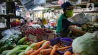 Pedagang saat melayani pembeli di kiosnya di Pasar Mede, Jakarta, Rabu (15/12/2021). Harga pangan menjelang Natal 2021 dan Tahun Baru 2022 (Nataru) mengalami kenaikan. (Liputan6.com/Faizal Fanani)
