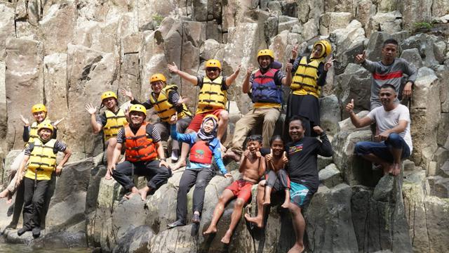 Bupati Rudy Gunawan dan Kepala Dinas Pariwisata dan Kebudayaan Garut Budi Gangan, bersama rombongan berfoto bersama di patahan baru alam kawasan wisata Leuwi Kanjeng Dalam, Kacamatan Cibalong, Garut, Jawa Barat.