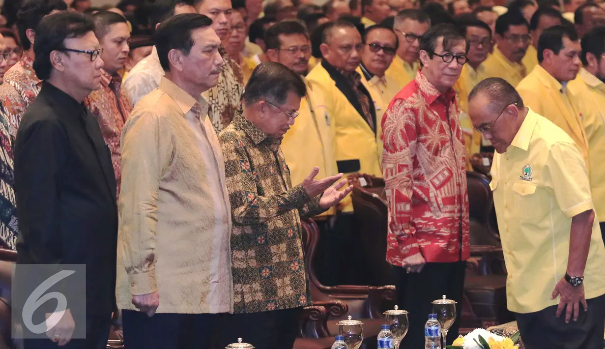 Ketua umum partai golkar Aburizal Bakrie bersama Wapres Jusuf Kalla saat penutupan Rapimnas Partai Golkar di JCC, Jakarta, Senin (25/1). Salah satu hasil Rapimnas adalah akan diselenggarakannya Munaslub 2016. (Liputan6.com/Angga Yuniar)