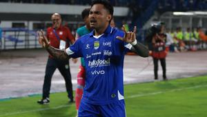 Penyerang Persib Bandung, Saddil Ramdani saat mencetak gol ke gawang Malut United. (Erwin Snaz/Bola.com)