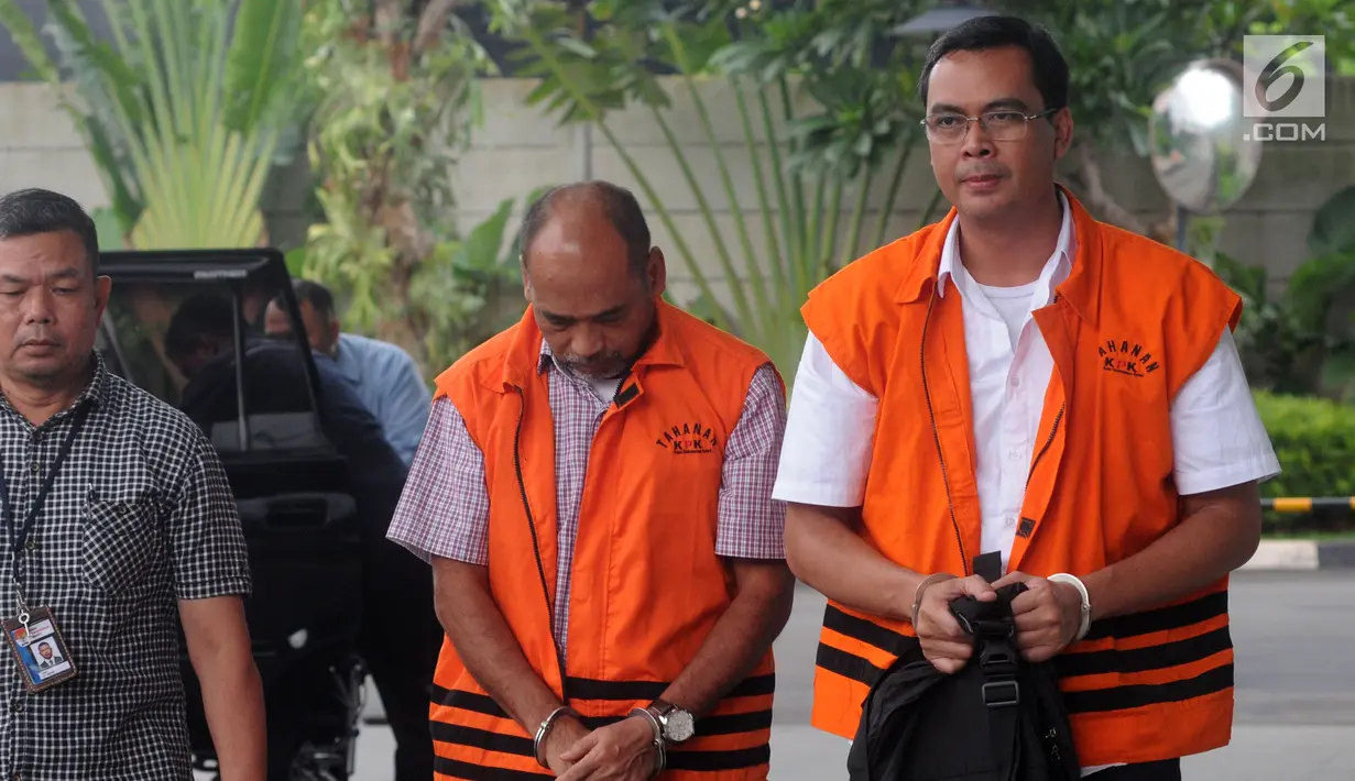 Deputi IV Kementerian Pemuda dan Olahraga Mulyana dan Manajer Legal PT Bina Sawit Abadi Pratama, Teguh Dudy Syamsuri Zaldy (kanan) turun dari mobil tahanan saat tiba di gedung KPK, Jakarta, Kamis (14/2). (Merdeka.com/Dwi Narwoko)