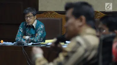 Mantan Dirut PT Quadra Solutions, Anang S Sudihardjo (kiri) pada sidang lanjutan dugaan korupsi pengadaan E-KTP di Pengadlian Tipikor, Jakarta, Kamis (12/4). Sidang mendengar keterangan saksi, salah satunya Andi Narogong. (Liputan6.com/Helmi Fithriansyah)