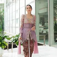 Cantiknya Maudy Ayunda dibalut kebaya bernuansa pink-ungu muda yang super lembut. Desain kebaya modern yang dikenakan Maudy di sini mampu membalut tubuhnya dengan sangat apik, dipadu dengan rok batik bernuansa cokelat gelap. [Foto: Instagram/maudyayunda]