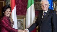 Duta Besar Esti Andayani dan Presiden Sergio Mattarella dalam penyerahan Surat Kepercayaan (Letter of Credence) dari Presiden Jokowi. (Dokumentasi KBRI Roma)