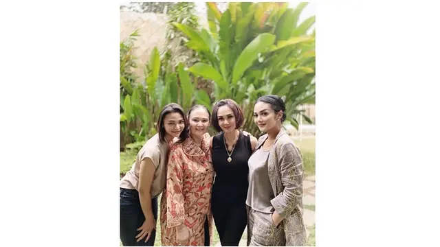Wajah cantik kakak beradik ini memang diturunkan dari sang ibunda.