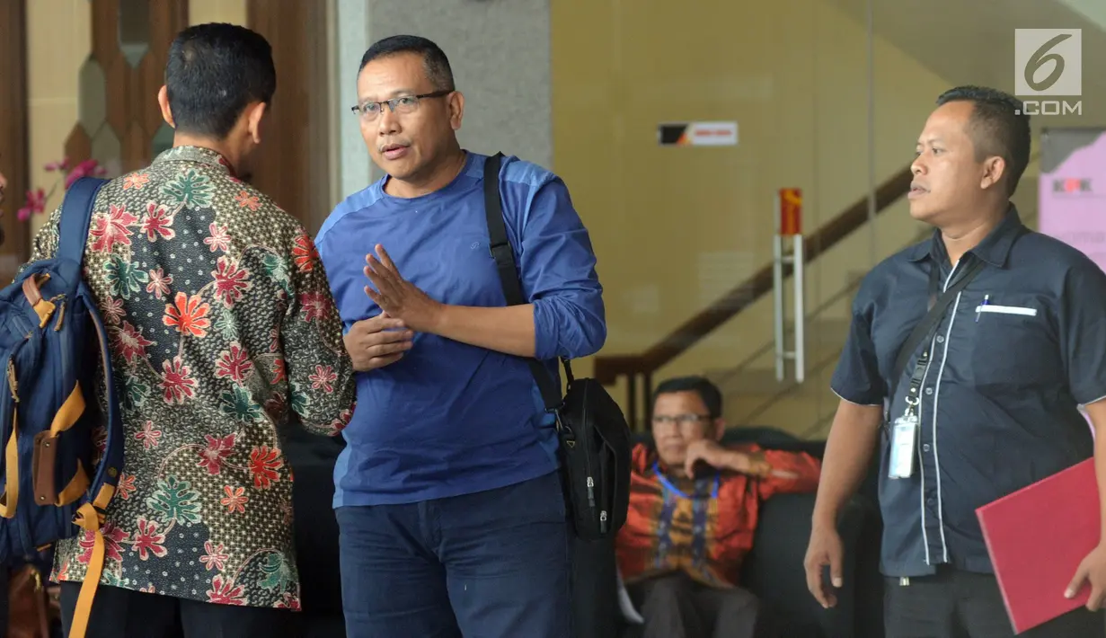 Terpidana mantan Kepala Pusat Data dan Sistem Informasi Sekretariat Jenderal Kemendagri, Dudy Jocom (tengah) memenuhi panggilan penyidik KPK di Jakarta, Kamis (9/5/2019). Dudy diperiksa sebagai saksi dalam kasus dugaan korupsi proyek kampus IPDN di Gowa, Sulawesi Selatan. (merdeka.com/Dwi Narwoko)