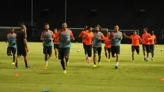 Jelang berlaga kontra ISL All Stars, klub asal Italia, Juventus, berlatih di Stadion GBK Jakarta, (5/8/2014). (Liputan6.com/Helmi Fithriansyah)
