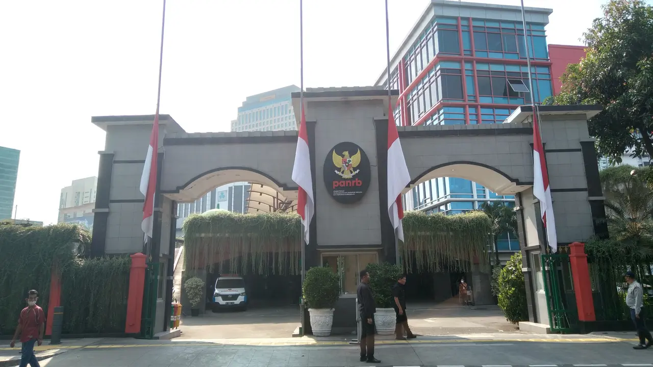 Kantor Kementerian PAN-RB di Jalan Jenderal Sudirman, Jakarta Pusat, mengibarkan bendera merah putih setengah tiang sebagai bentuk duka cita atas berpulangnya Tjahjo Kumolo (Merdeka.com/Alma Fikhasari)