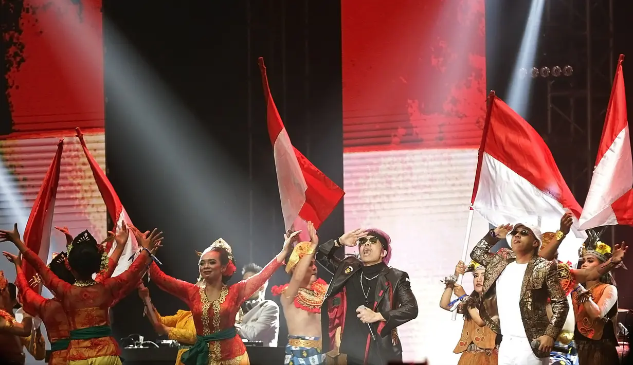 Atta Halilintar Kibarkan Bendera Merah Putih di Panggung YouTube FanFest Indonesia 2019. (Bambang E Ros/Fimela.com)
