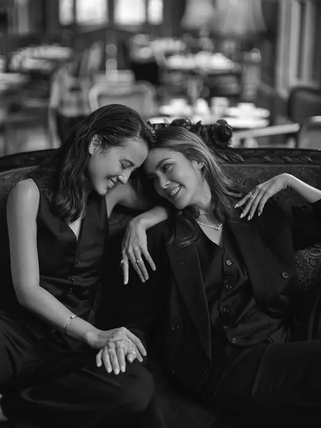 7 Gaya Pemotretan Cathy Sharon dan Julie Estelle Berkonsep Hitam Putih, Memesona