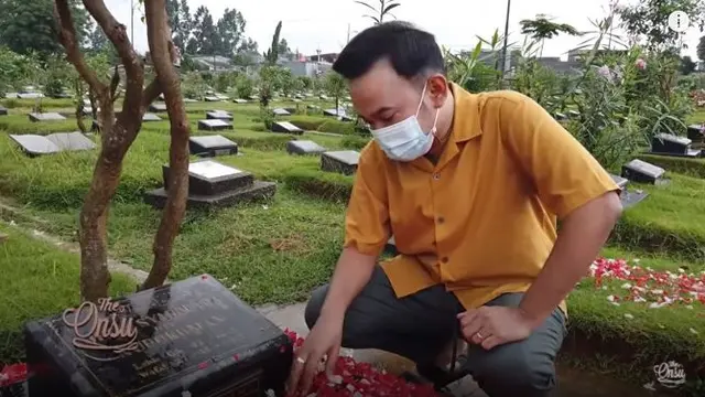 6 Momen Ruben Onsu Ziarah ke Makam Olga Syahputra, Kenang Ulang Tahun Sahabat